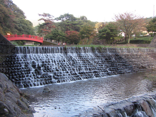 下呂雨情公園 瀑布、流水、日式紅橋