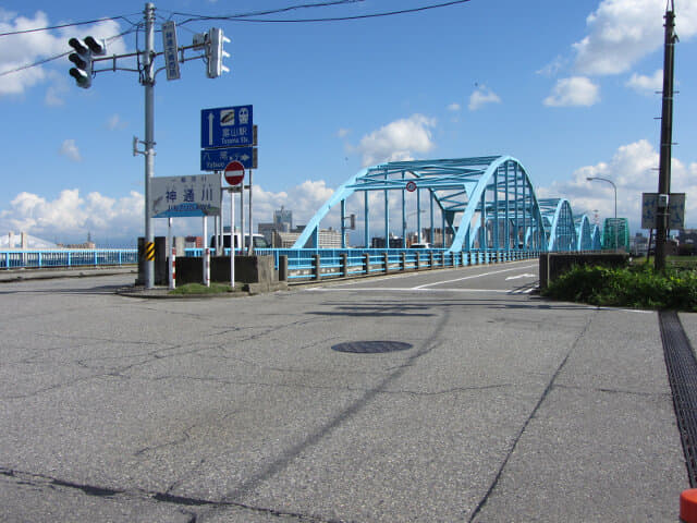 富山市．神通大橋