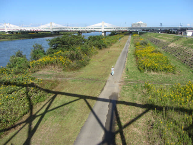 富山市．神通川畔