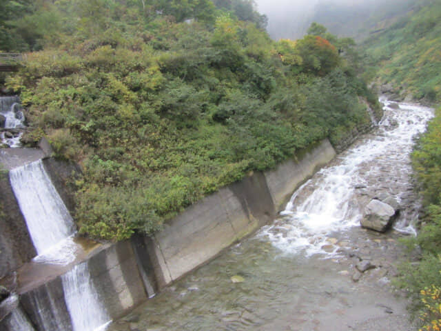 立山．稱瀑布下游