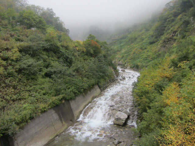 立山．稱瀑布下游