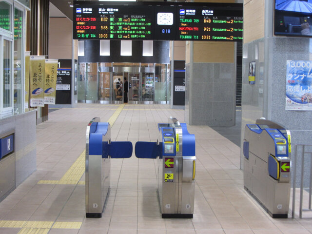 JR新高岡駅