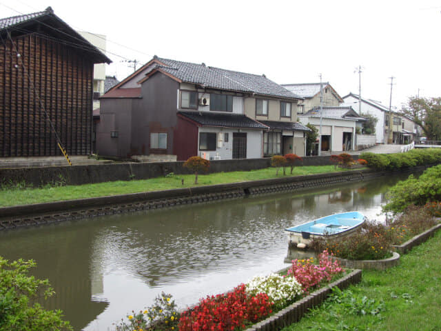 冰見市．湊川風景