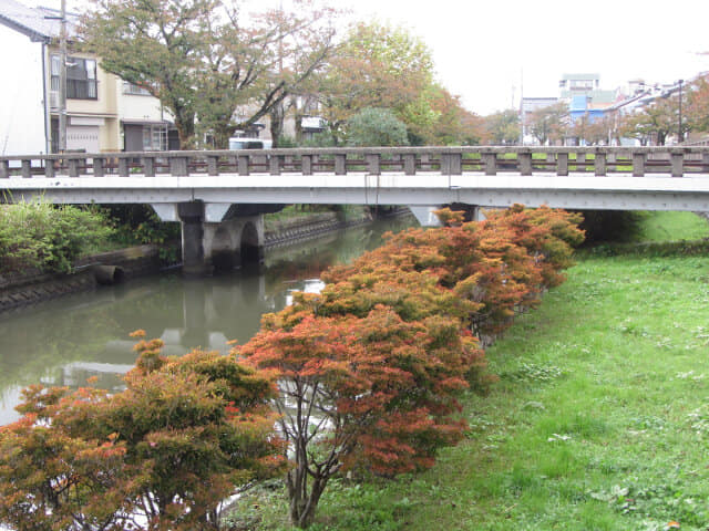 冰見市．湊川風景