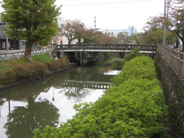 冰見市．湊川風景