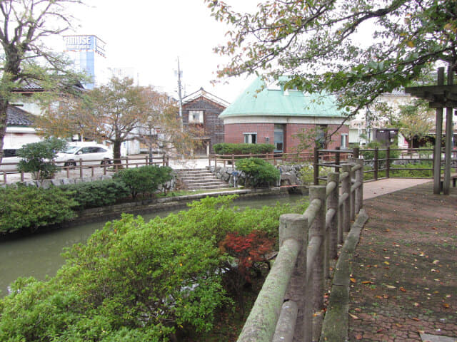 冰見市．湊川景色