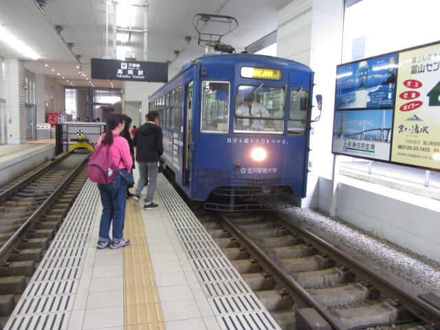 萬葉線電車 高岡駅月台