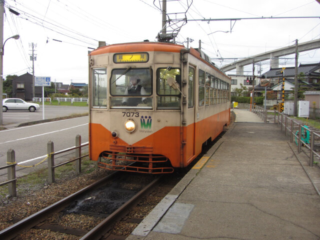 萬葉線電車．越ノ潟駅