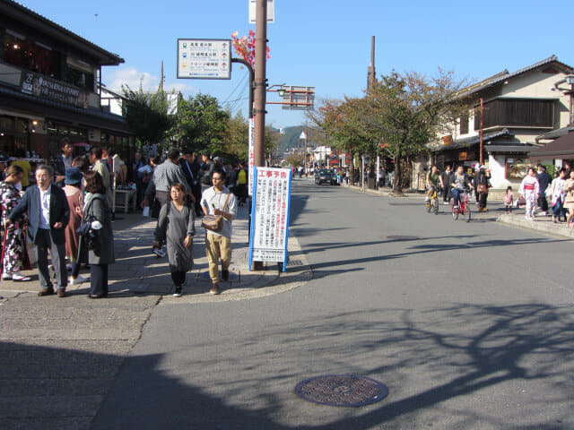 京都嵐山．渡月橋前商店街