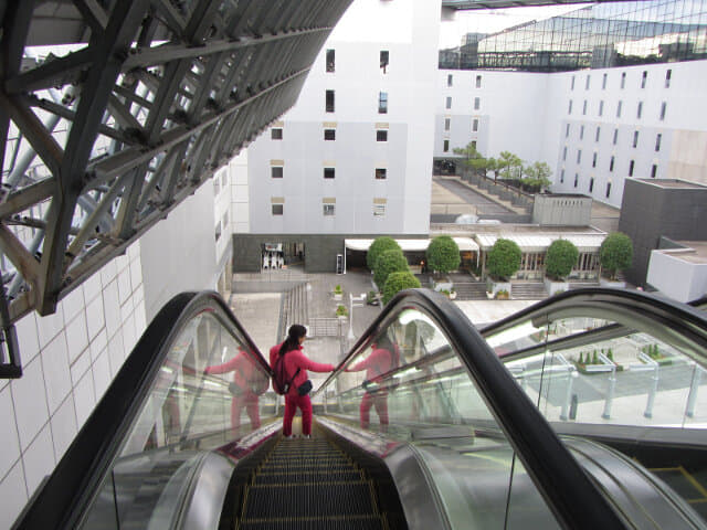 京都火車站．空中徑路 Skyway 手扶電梯段